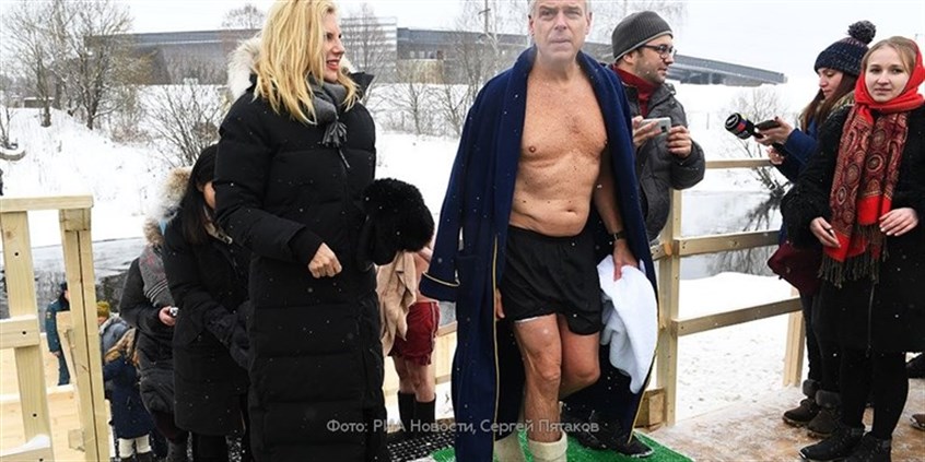 بالصور – السفير الأميركي يغطس في مياه موسكو المتجمدة أسوة ببوتين!