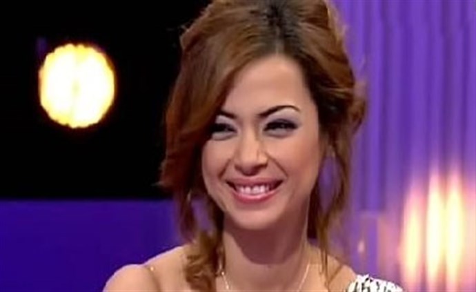 ممثلة مصرية ترد على منتقديها بحركة مستفزة