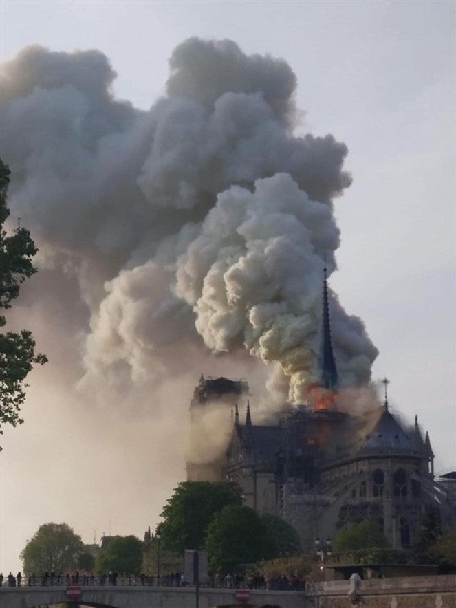 فرنسا حريق كبير يلتهم كاتدرائية نوتردام العريقة في باريس