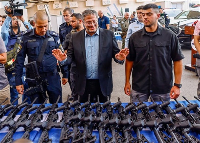 وزير الأمن الإسرائيلي إيتمار بن غفير خلال توزيع أسلحة على متطوعين في عسقلان بجنوب إسرائيل يوم 27 أكتوبر الماضي (إ.ب.أ)