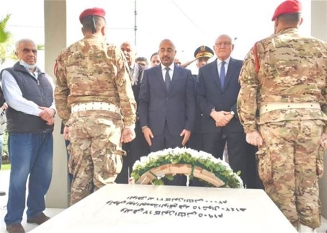 tayyar.org - ياسين وضع إكليلا من الزهر باسم الجمهورية على ضريح الرئيس ...