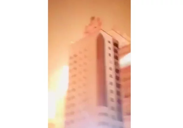 فيديو للحظة اصابة مبنى في دبي بطائرة مسيرة ليل أمس